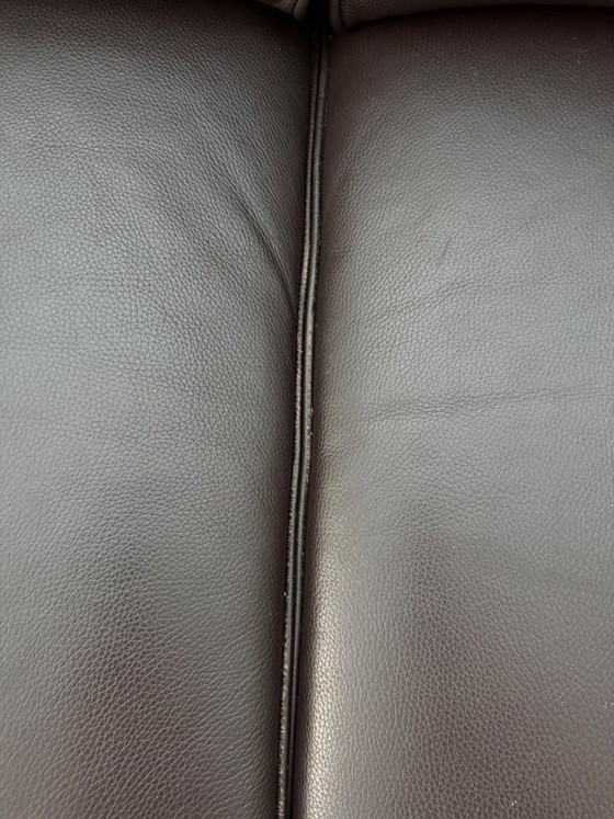 Image 1 of Banquettes en cuir, dont une avec méridienne.