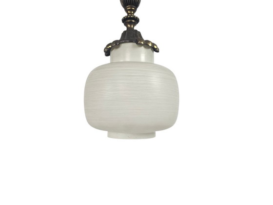 Image 1 of Lampada a sospensione vintage in stile Hollywood Regency, in ottone e vetro satinato, anni '70.
