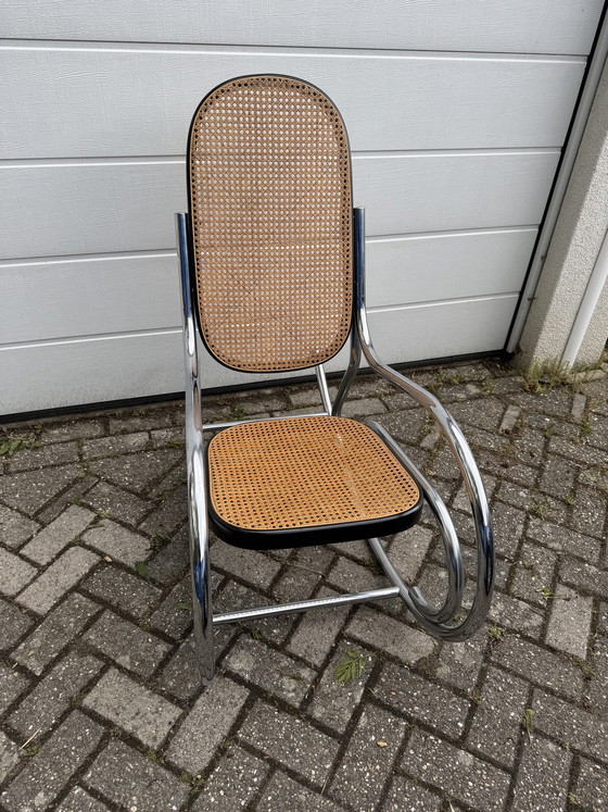 Image 1 of Sedia a dondolo vintage in stile Marcel Breuer con struttura cromata e seduta in vimini.