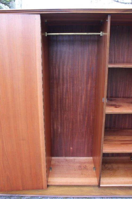 Image 1 of Vintage (jaren 30-50) 3-deurs houten kledingkast, 2x 1/3 leg en 1/3 hang