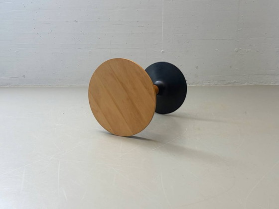 Image 1 of Ronde bijzettafel met gietijzeren voet, jaren 70