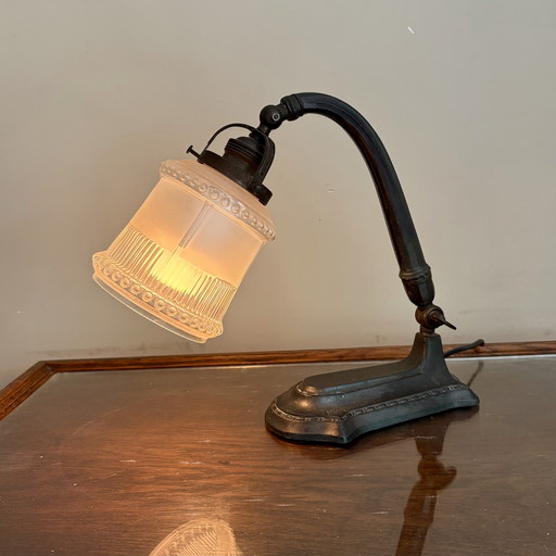 Lampe de bureau Art Déco, lampe de table avec verre dépoli, abat-jour sculpté.