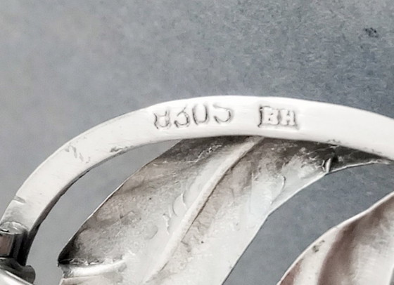 Image 1 of Broche de plata Art Nouveau/Art Déco de Bernhard Hertz con piedra de ágata roja. Copenhague, Dinamarca, 1910.