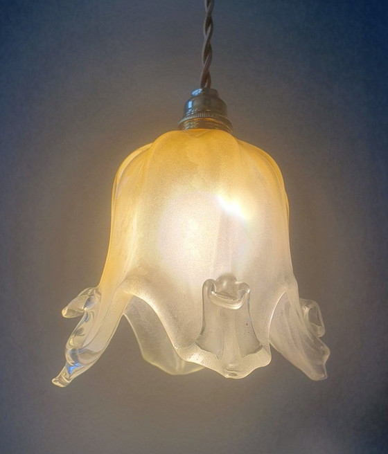 Image 1 of Lampada a sospensione vintage in Murano dalla forma a campana morbida e ondulata.