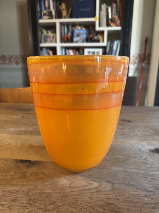 Image 1 of Jarrón grande de vidrio artístico soplado a mano – Remolinos vibrantes de color naranja y rojo
