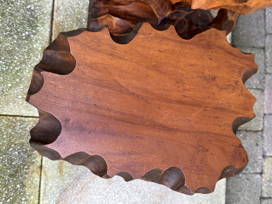 Image 1 of Mesa auxiliar escultural hecha a mano en madera maciza | Indonesia | 1930-1950