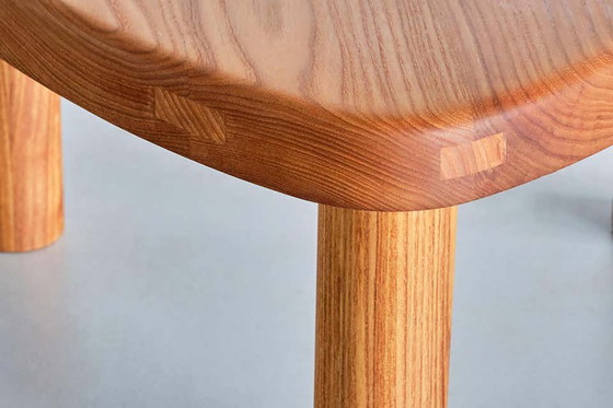 Image 1 of Pierre Chapo T23 – driepotige bijzettafel van massief iepenhout – 2023