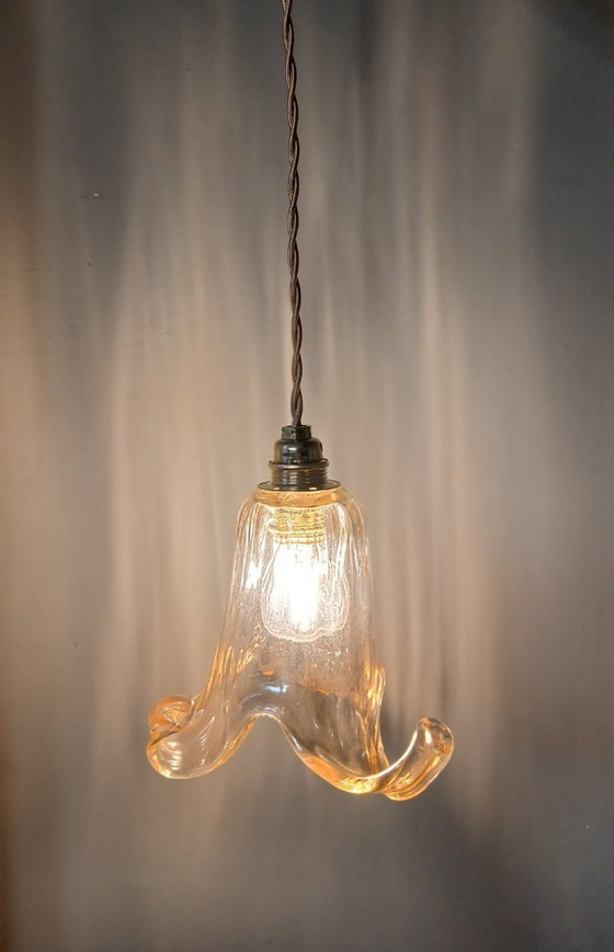 Image 1 of Lampada a sospensione vintage in vetro di Murano dalla delicata forma floreale.
