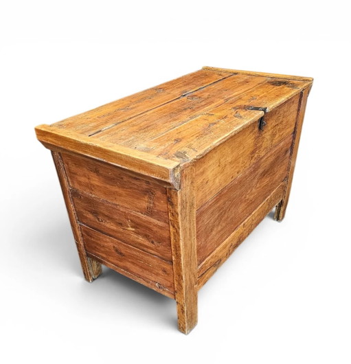 Vecchia cassa / baule contenitore / legno di pino
