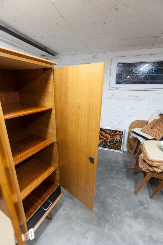 Image 1 of Französischer Kleiderschrank mit geschwungenen Beinen, 3 Türen, 1 Spiegel (27 x 130 cm) und 1 Schublade