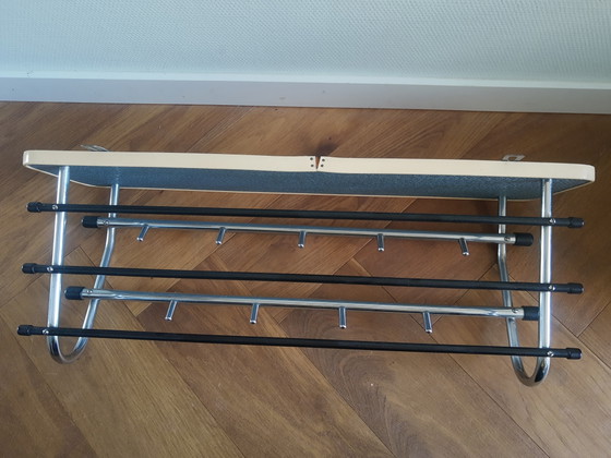 Image 1 of Wunderschöne, zweireihige Wandgarderobe im Retro-Stil der 50er Jahre mit Rohrrahmen und Hutablage, Bauhaus-Stil, blau mit Chrom