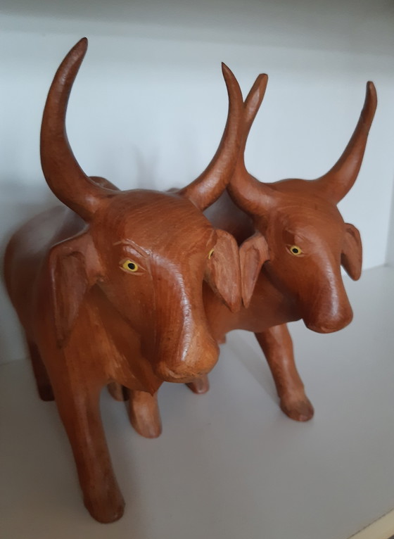 Image 1 of Koppel vintage houten stierenbeelden