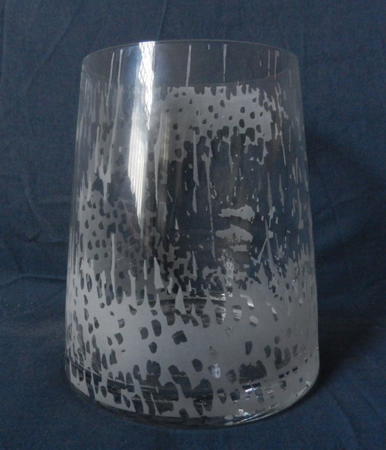 Glass vase portrait of Beatrix, designed by Lenneke Saraber for the Ministry of Justice in 2003. (photo 3 of 7)