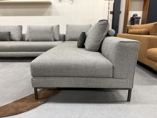 Divano angolare Aikon Lounge 24 in tessuto Mellow, disponibile in magazzino