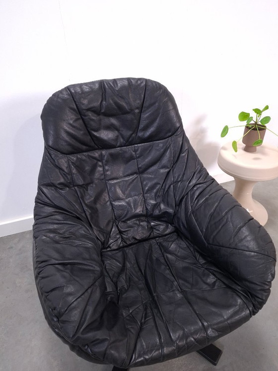 Image 1 of Sillón giratorio de piel negra H.W. Klein para Bramin de Dinamarca