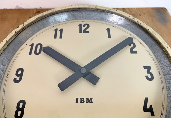 Image 1 of Reloj de pared industrial color beige de IBM, década de 1950.