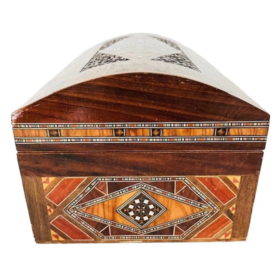 Image 1 of Portagioie vintage XL Khatam in legno geometrico con serratura, intarsi in madreperla, anni '70