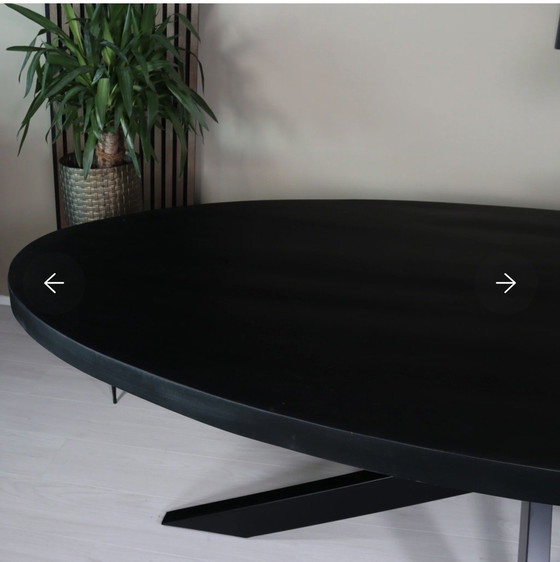 Image 1 of ovaler Esstisch aus schwarzem Mangoholz für 6/8 Personen