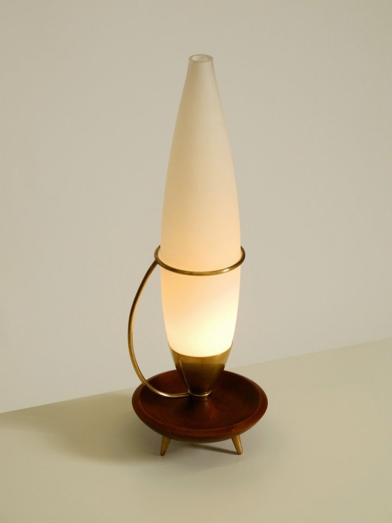 Image 1 of Large, beautiful Mid-Century Modern table lamp made of brass and teak, with a frosted glass shade | 42 cm | 16,5"