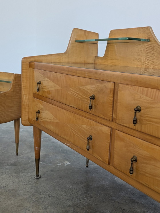 Image 1 of Años 50 - Madera, latón, vidrio - Cómoda y mesilla de noche