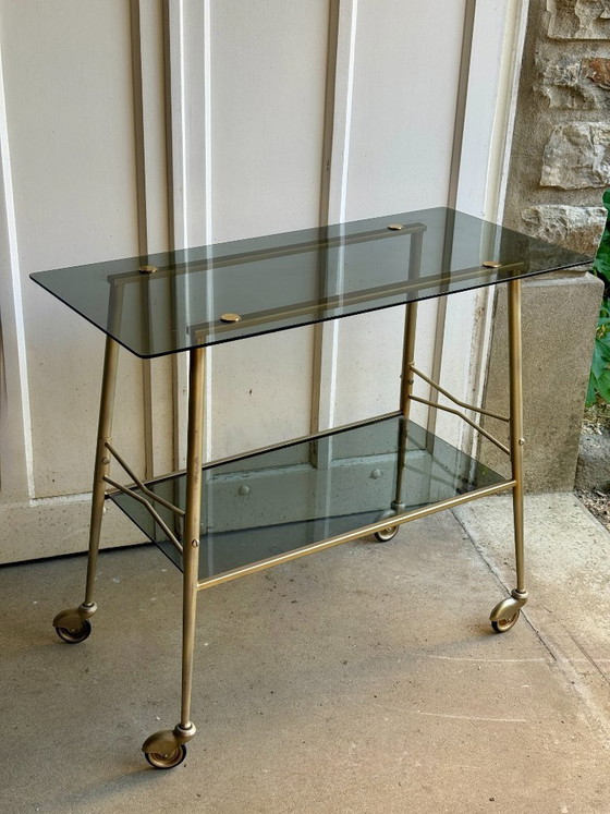 Image 1 of Carrello di servizio a due livelli in vetro fumé e metallo dorato