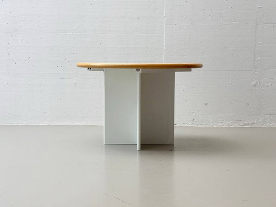 Image 1 of Tavolo da pranzo rotondo bianco, allungabile in legno massiccio