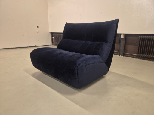 50% DE DESCUENTO EN LA SALA DE EXPOSICIÓN - Sofá de dos plazas Mirella - Terciopelo - Azul