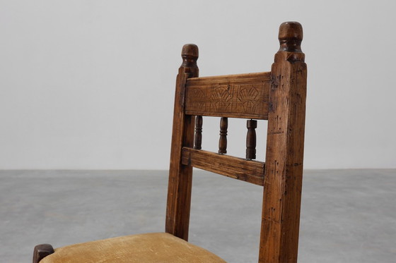 Image 1 of Sedia laterale spagnola in rovere intagliata a mano del XIX secolo con seduta in velluto