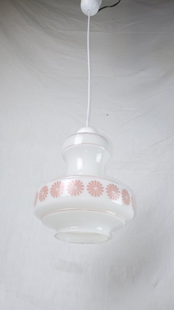 Image 1 of Lampada a sospensione vintage di metà secolo Lunel in vetro bianco crema con fiore rosa