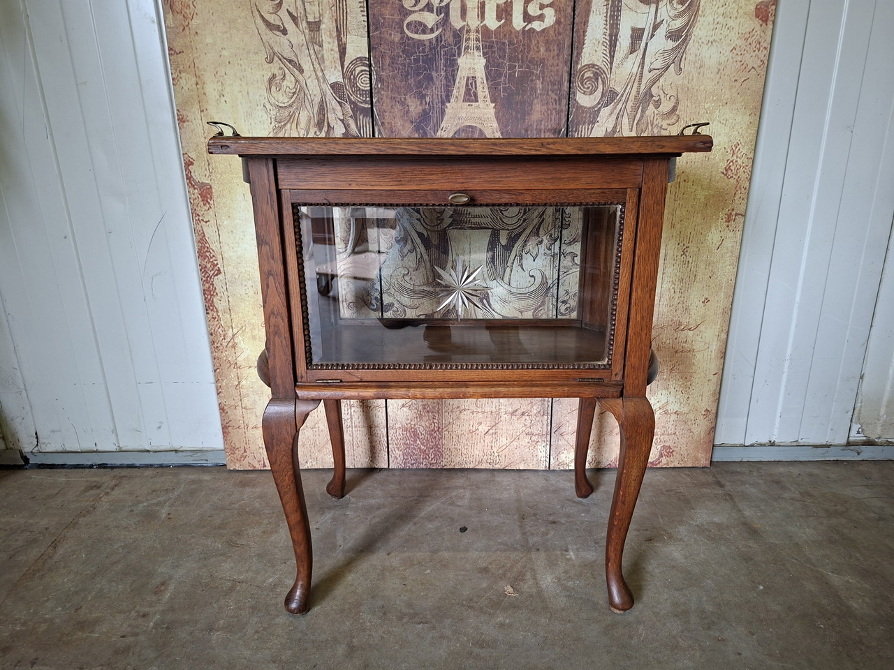 Antiek theekastje, vitrinekastje, whiskeybar, wijnkastje met afneembaar dienblad afm: 75x44 en 75cm hoog.