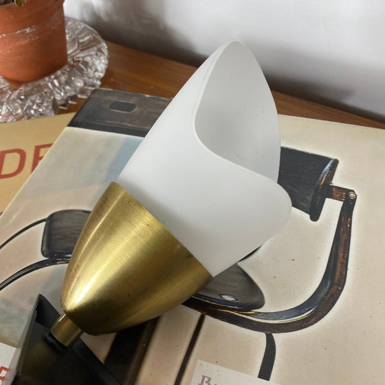 Wandleuchte aus den 1950er-1960er Jahren, schwarzes Metall und weißes Opalglas, Tulpenform – Wandleuchten (photo 6 of 8)