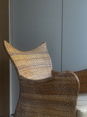 Sillón de ratán orgánico: diseño escultural