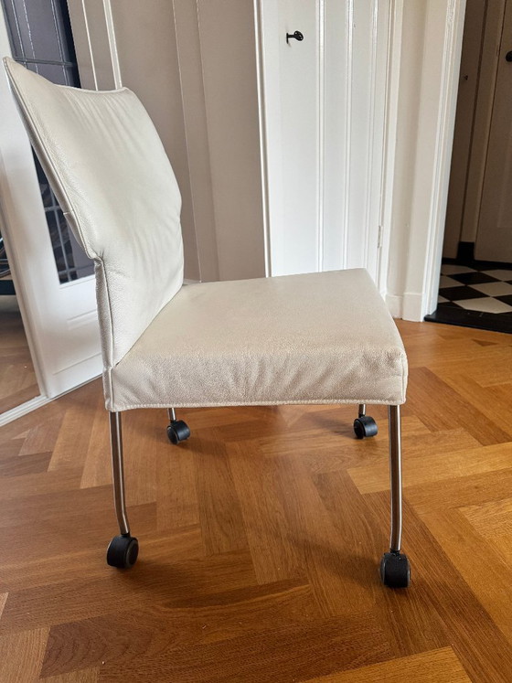 4 chaises de salle à manger design en stock – Design on Stock, Leather, Metal (photo 11 of 12)