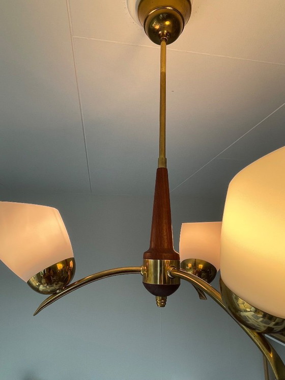 Image 1 of Mid-Century Kronleuchter aus Teak & Messing mit Schirmen aus Milchglas