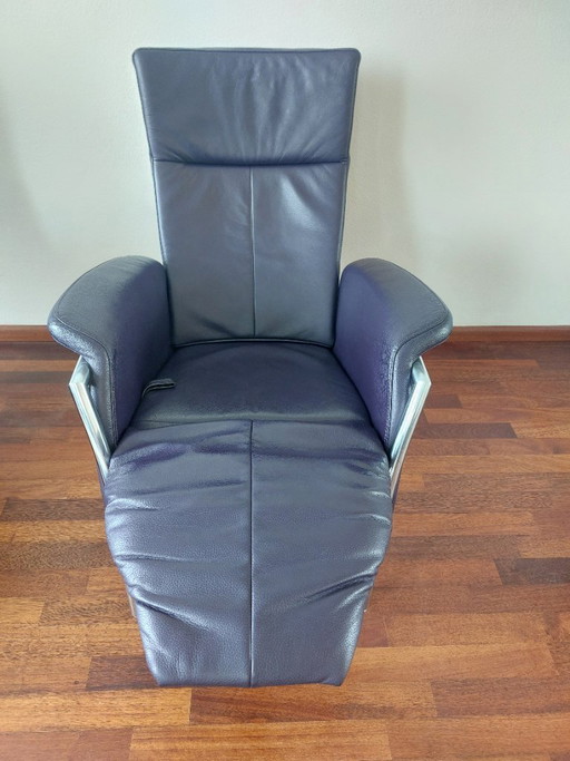 Rara coppia di poltrone lounge Saporiti Italia “Proposals” P60 – in pelle viola e nera – con poggiapiedi estraibile –