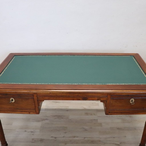 Antiek bureau van walnotenhout, Italië, midden 19e eeuw, gerestaureerd.