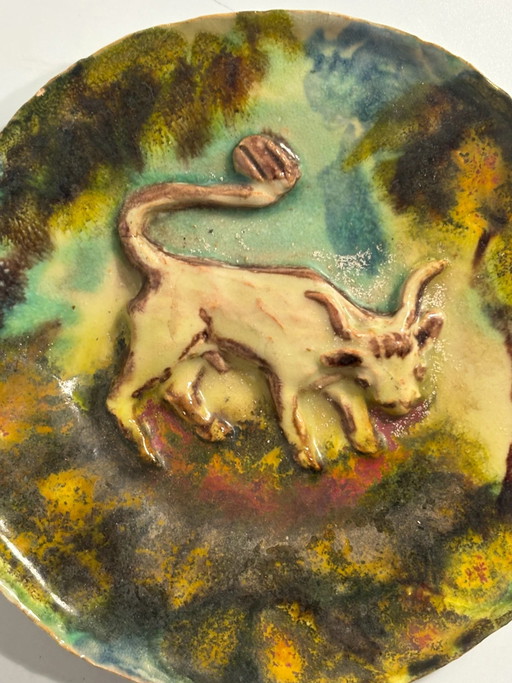 20th Century Faenza School Hand-Painted and Relief-Decorated Ceramic Plate – decoratieve objecten (photo 2 of 7)