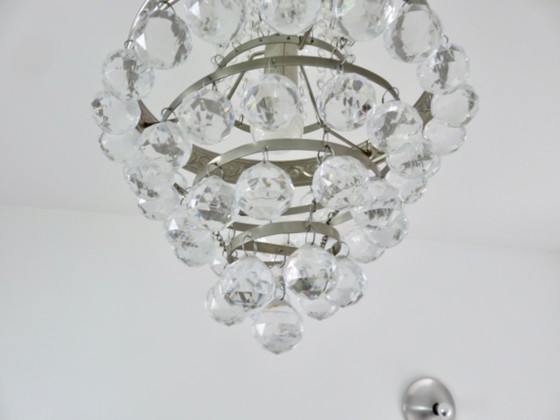 Image 1 of Lámpara de araña de globo aerostático con una cesta de gotas de cristal.