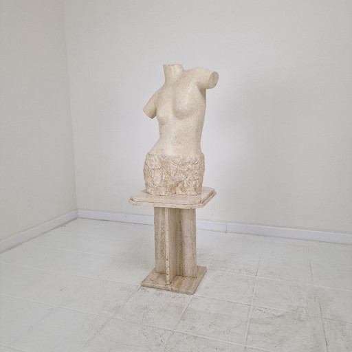 Torso femminile scultoreo contemporaneo realizzato con strati di pietra di Mactan recuperata, anni '80