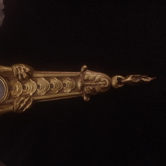 Image 1 of verguld bronzen kandelaar en wedgwood bord, laat 19e eeuw leeuwenkop beer