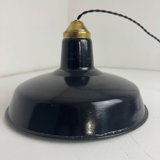 Image 1 of Lampada a sospensione industriale antica, smaltata, per officina.