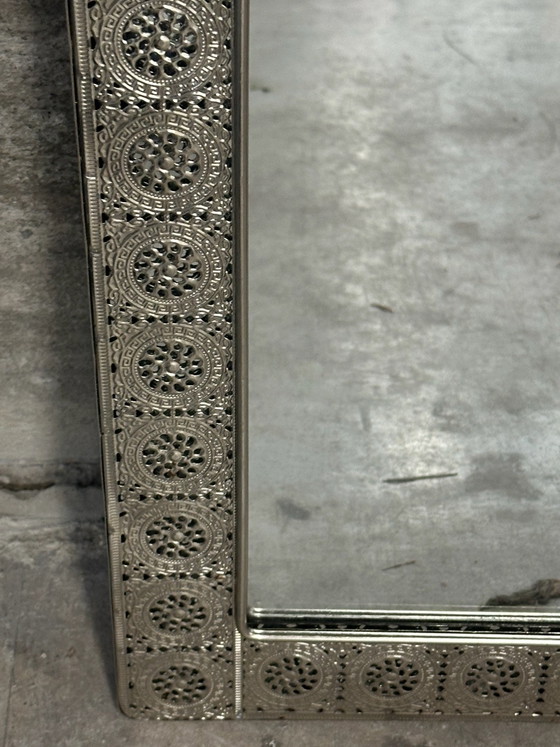 Specchio orientale in metallo traforato, 56,5 × 37 cm, Vetro, Argentato (foto 12 di 15)