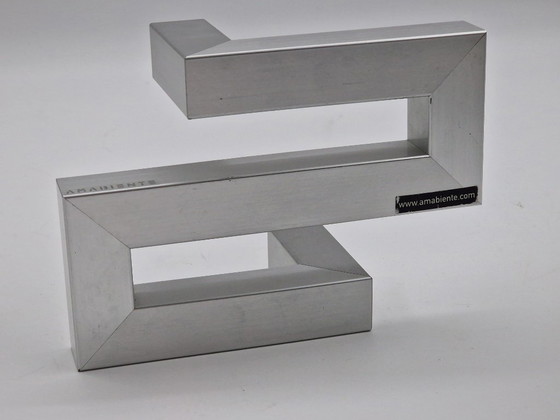 Image 1 of Candelabro de diseño que incluye velas a juego marcadas "Amabient"