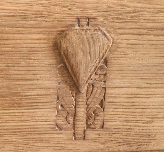 Image 1 of Meuble d’appoint style Art déco- Chêne sculpté- Années 1930