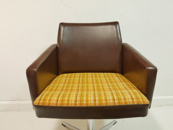 Image 1 of Vintage draaibare fauteuil uit de jaren 70, fauteuil in mid-century stijl, bruin kunstleer, chromen onderstel, retro loungestoel