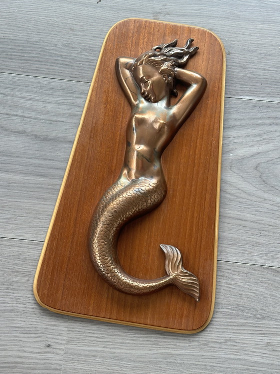 Image 1 of Messing zeemeermin op teakhouten achtergrond Deens design