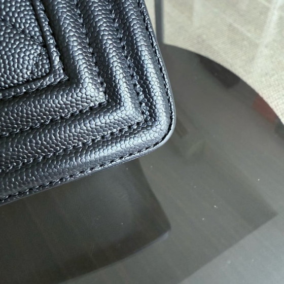 Image 1 of Borsa Chanel Boy Medium - Caviar 25 cm trapuntata con finitura granulata dorata Serie 24