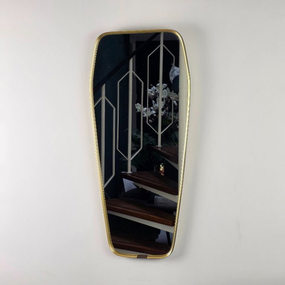 Image 1 of 1 van 2: XL Vintage spiegel uit jaren '50 / '60. Langwerpige spiegel met messing lijst. Retro wandspiegel. Goudkleurige lijst.