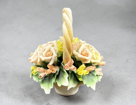 Image 1 of Capodimonte – Cestino di Rose Alta Manifattura, Porcellana Modellata a Mano, Miniatura d'Arte 10,5cm, Made in Italy