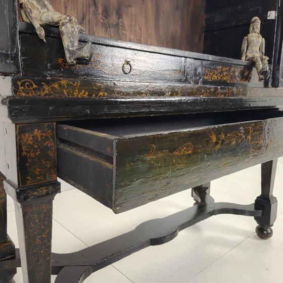 Image 1 of Ein seltener niederländischer Chinoiserie-Schrank aus dem frühen 18. Jahrhundert, lackiert, um 1700.